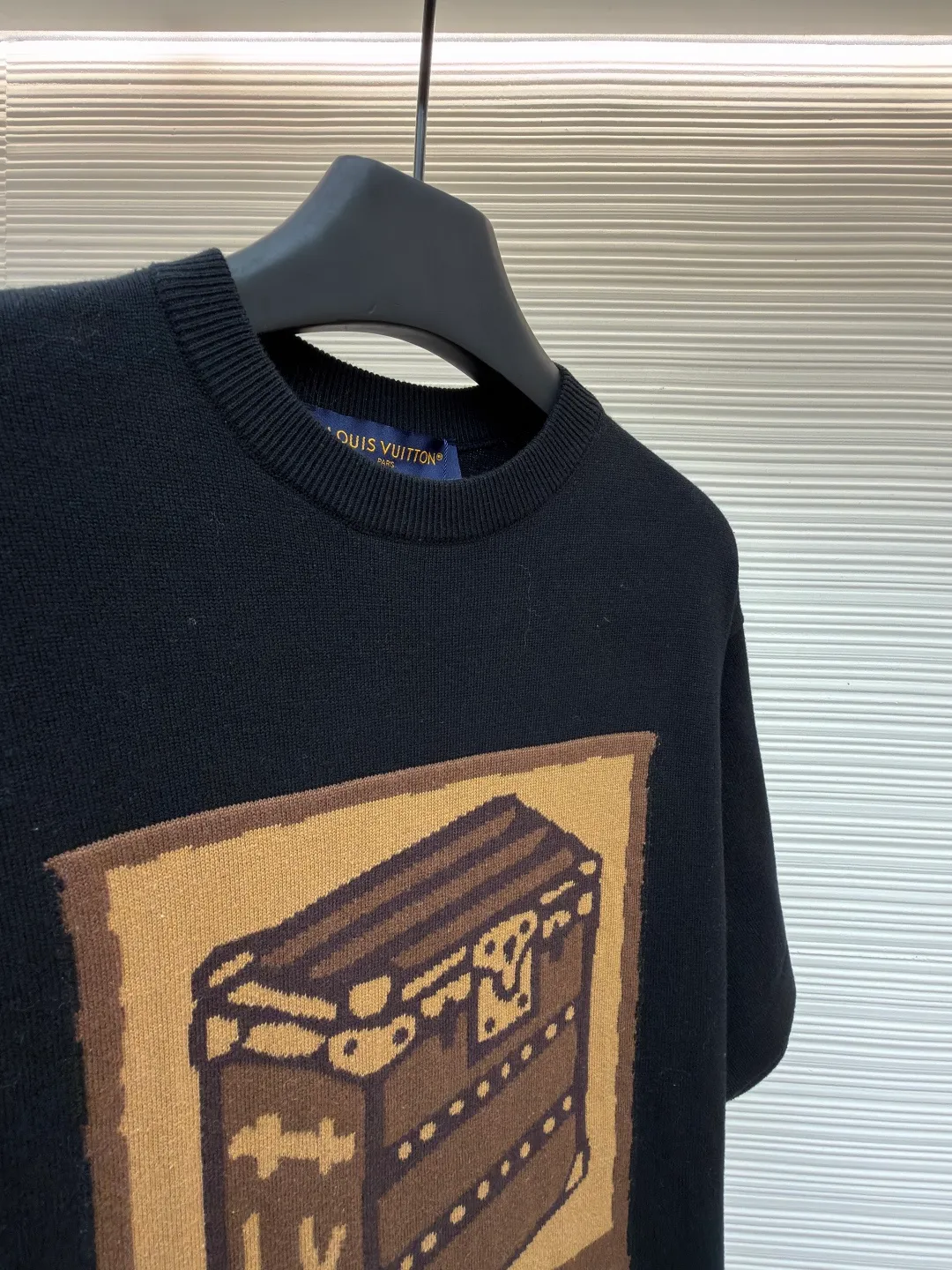 LOUIS VUITTON box flower knitted short sleeves ●Original version: 10,000 purchased and developed ●Item number: 1682408-A55 ●Fabric: densely spun cotton knitted fabric ●Technology: intarsia jacquard production ●Color: black ●Version: fitted version ●Weight: about 340g ●Size: S-M-L-XL ●Description: Custom-woven cloud soft densely spun cotton knitted fabric, delicate, soft and comfortable to the skin The classic black tone exudes an innate sense of luxury and is devouring by temperature. The front uses intarsia to restore the texture of the iconic hard box. The classic tones of antique brown and caramel gold freeze time. The back ends with Monogram flowers, allowing the totem of holding roses to bloom on the fabric. True luxury is never noisy, but there are surprises everywhere. Walking retro pictorial, intarsia jacquard weaving. By interweaving yarns of different colors, intarsia of the iconic hard box and Monogram flowers are formed on the fabric. The fine weaving not only ensures the clarity of the pattern, but also greatly enhances the durability of the fabric. The garment washing water plus soft and deodorizing process uses professional washing equipment and specific detergents to deeply clean and deodorize the clothes, improving the feel and appearance of the clothes. The overall wiring is straight and delicate, the fabric is comfortable and soft, and the color is consistent without color difference. It can be matched with the same style to create a fashionable look and control various occasions. Customized accessories, complete with three standards, same style for men and women!